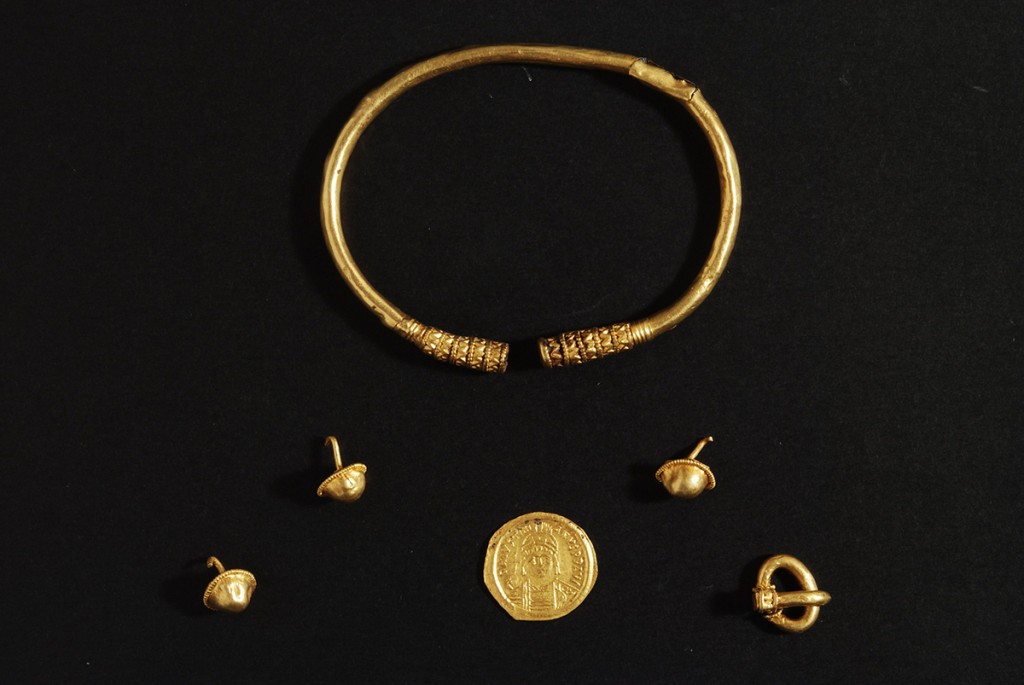 Brăţară, cataramă, aplice, monedă de la Iustinian I (527-565), aur, sec. VI; descoperite la Gyula (Ungaria).
